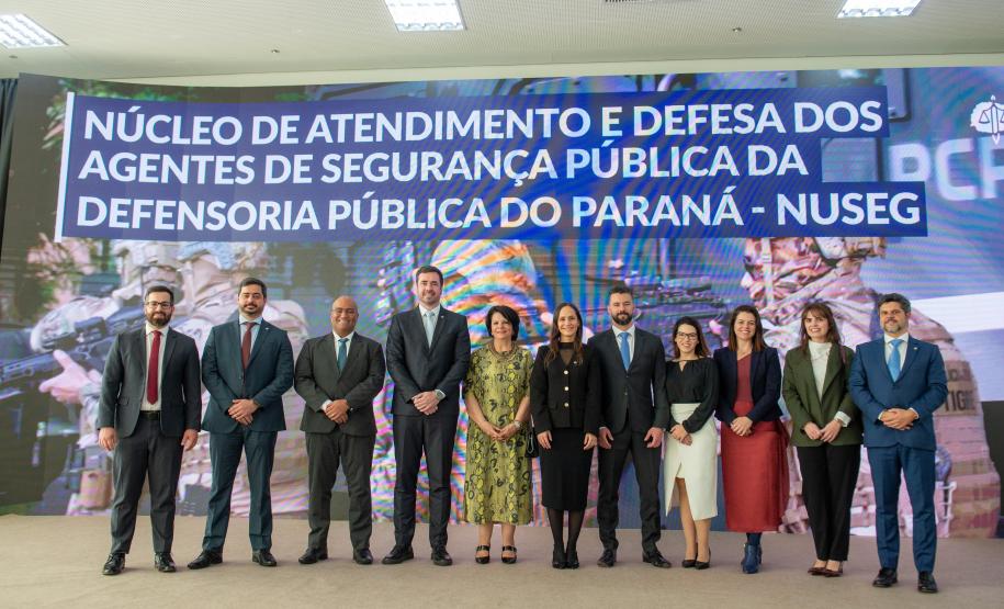 Defensores Públicos posam para foto.