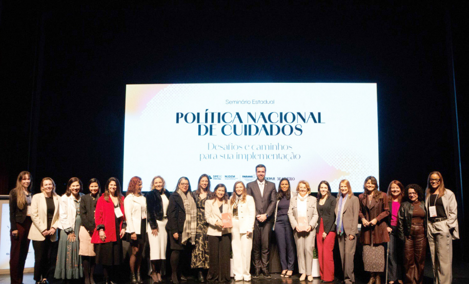 Evento realizado no Guairinha sobre a Política Nacional de Cuidados.