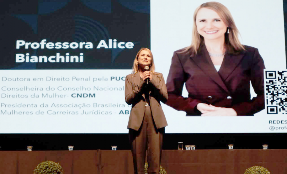 Evento realizado no Guairinha sobre a Política Nacional de Cuidados.