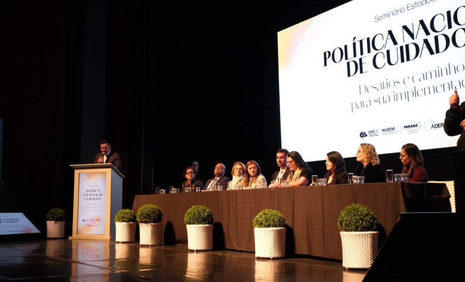 Evento realizado no Guairinha sobre a Política Nacional de Cuidados.