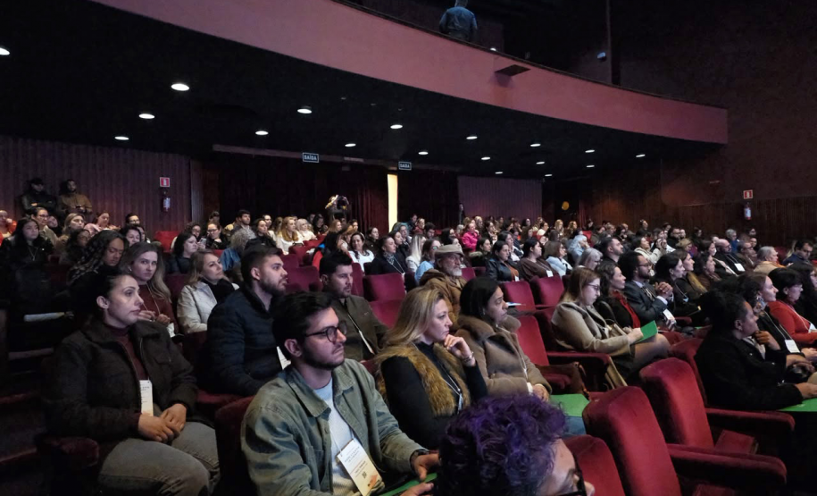Evento realizado no Guairinha sobre a Política Nacional de Cuidados.