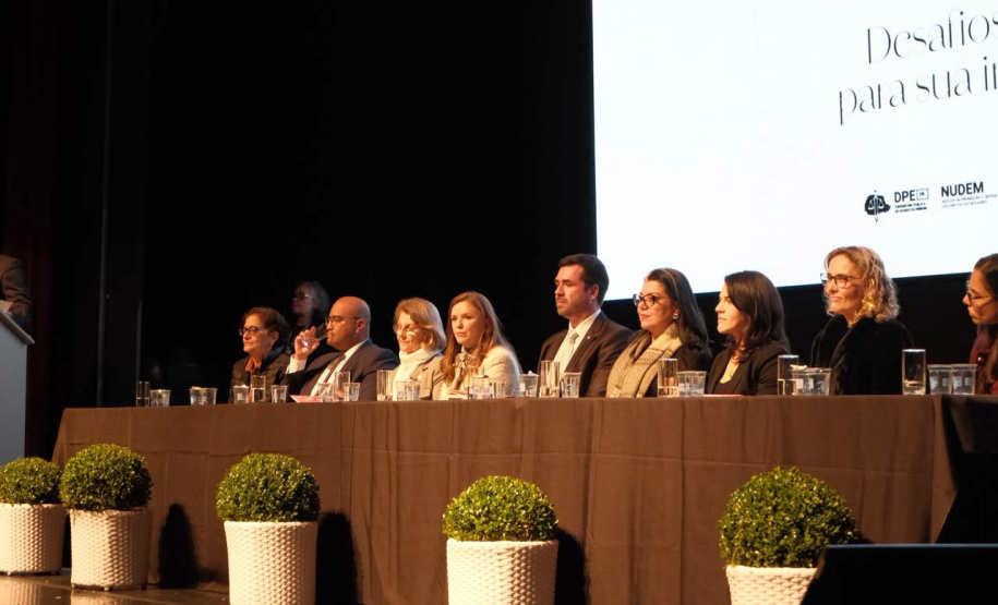 Evento realizado no Guairinha sobre a Política Nacional de Cuidados.