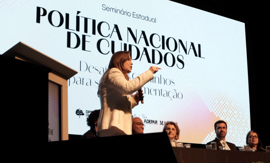 Evento realizado no Guairinha sobre a Política Nacional de Cuidados.
