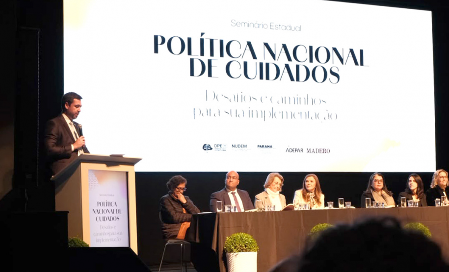 Evento realizado no Guairinha sobre a Política Nacional de Cuidados.