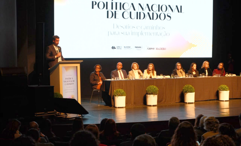 Evento realizado no Guairinha sobre a Política Nacional de Cuidados.