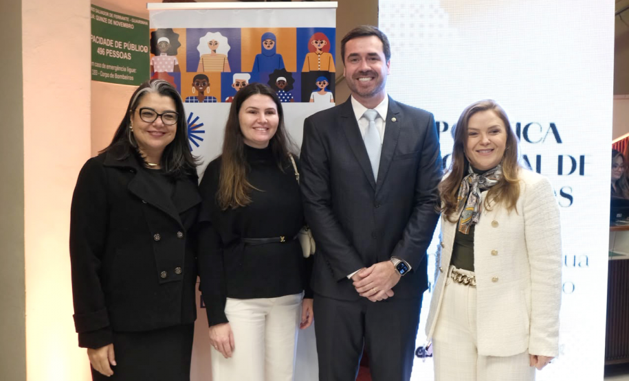 Evento realizado no Guairinha sobre a Política Nacional de Cuidados.