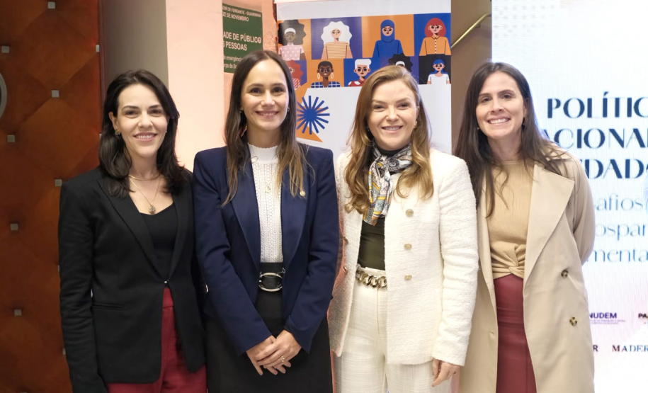 Evento realizado no Guairinha sobre a Política Nacional de Cuidados.