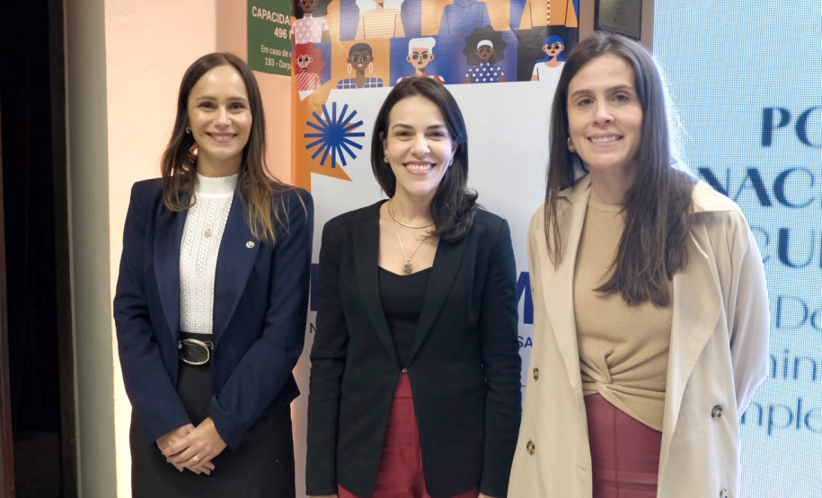 Evento realizado no Guairinha sobre a Política Nacional de Cuidados.