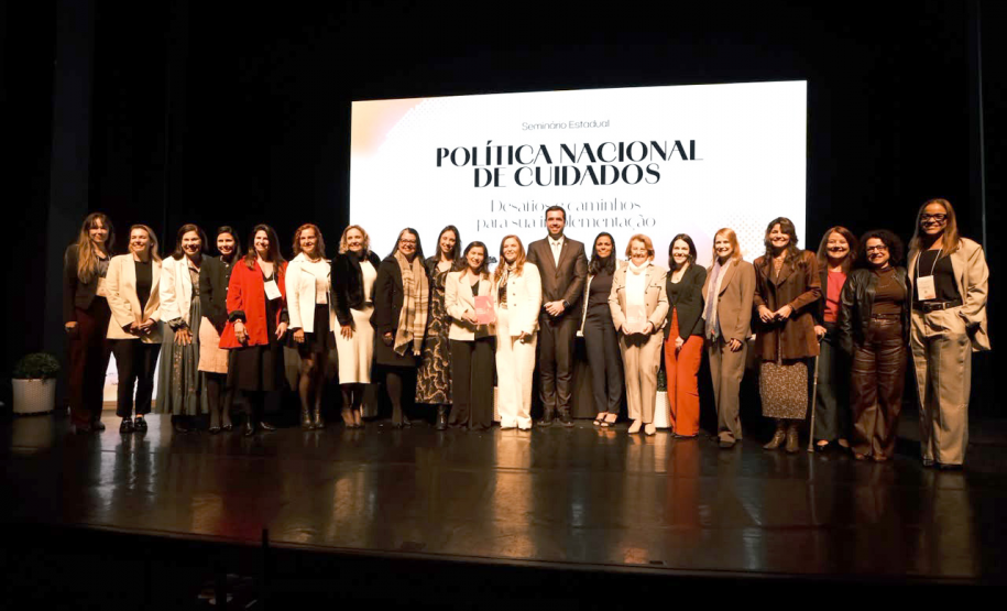 Evento realizado no Guairinha sobre a Política Nacional de Cuidados.
