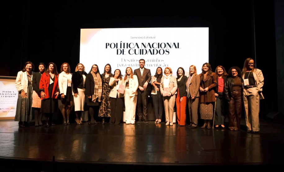 Evento realizado no Guairinha sobre a Política Nacional de Cuidados.