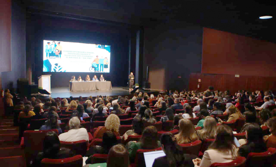 Evento realizado no Guairinha sobre a Política Nacional de Cuidados.