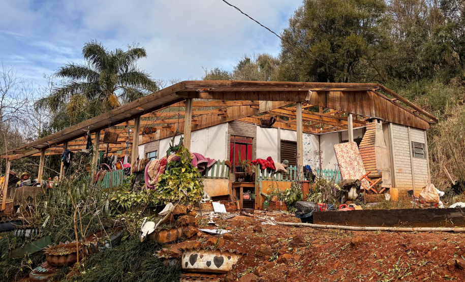 Casa completamente destelhada pelo tornado.