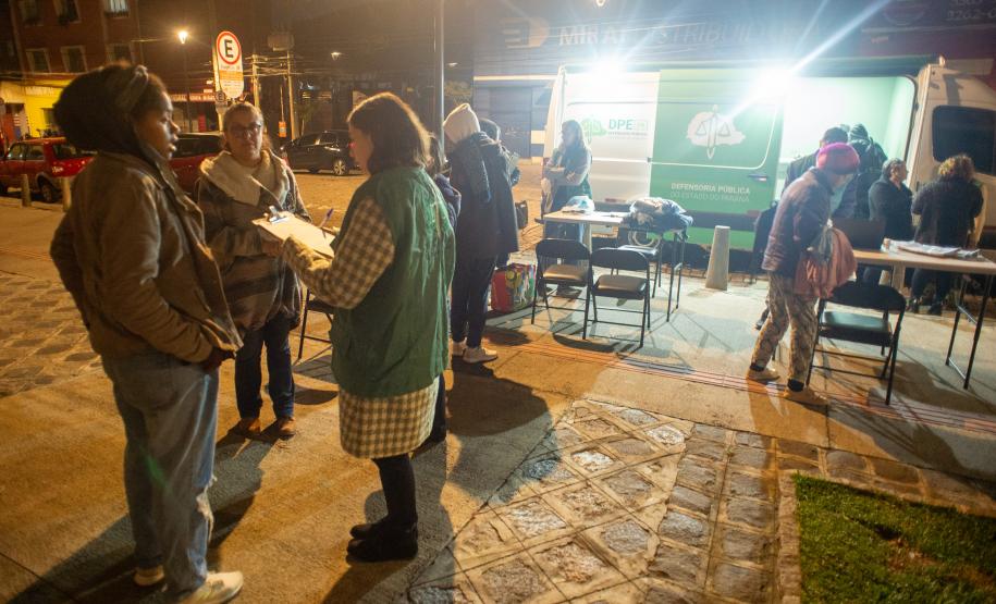 Imagem mostrar atendimento à população em situação de rua à noite.