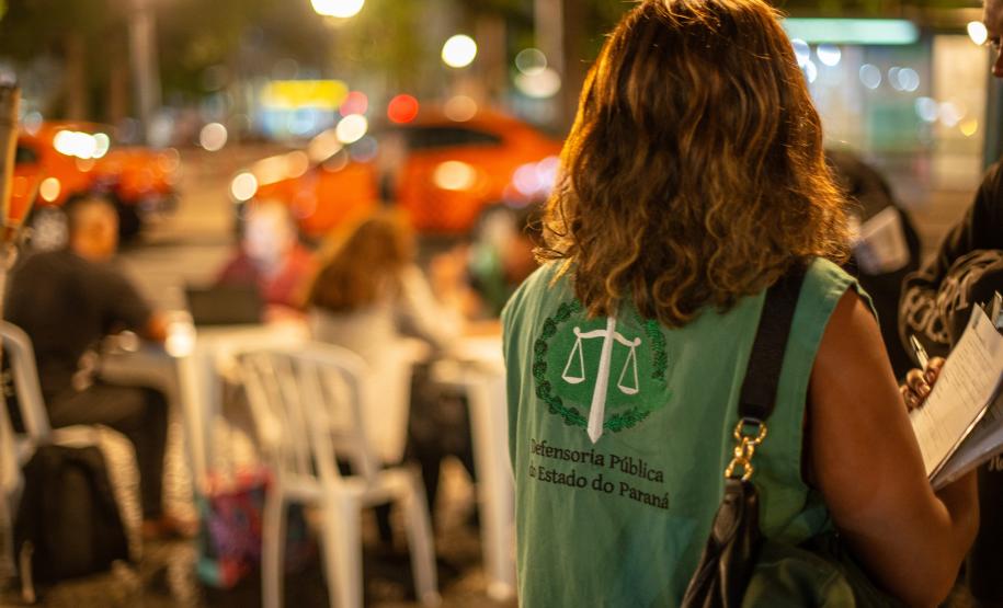 Imagem mostrar atendimento à população em situação de rua à noite.