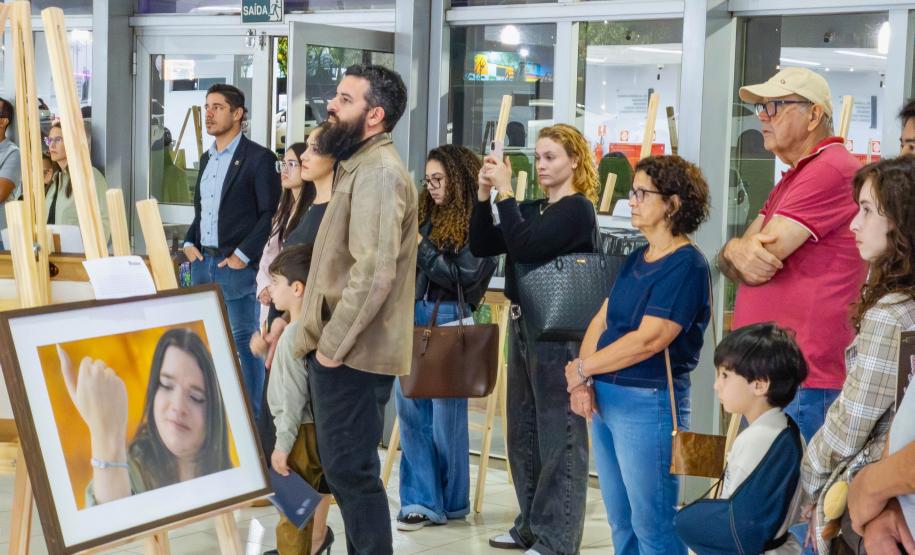 Público presente acompanha as apresentações.