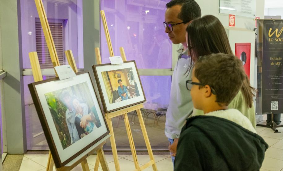 Público visita a exposição da DPE-PR em Cianorte.