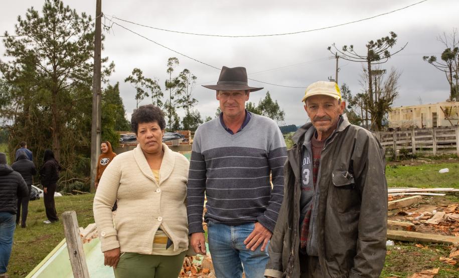 Imagem mostra família de cidadãos atendidos pela Defensoria Pública após passagem do tornado.