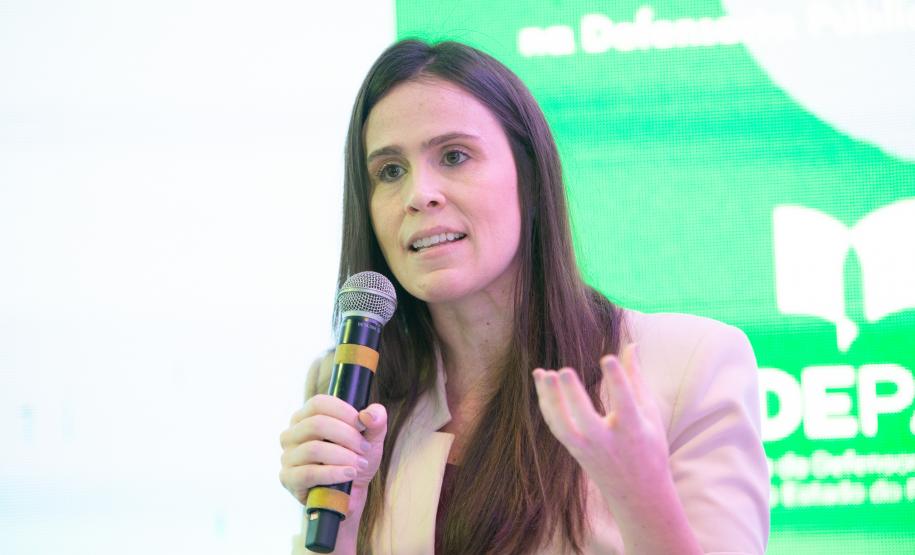 A segunda subdefensora pública fala durante a abertura do avento.