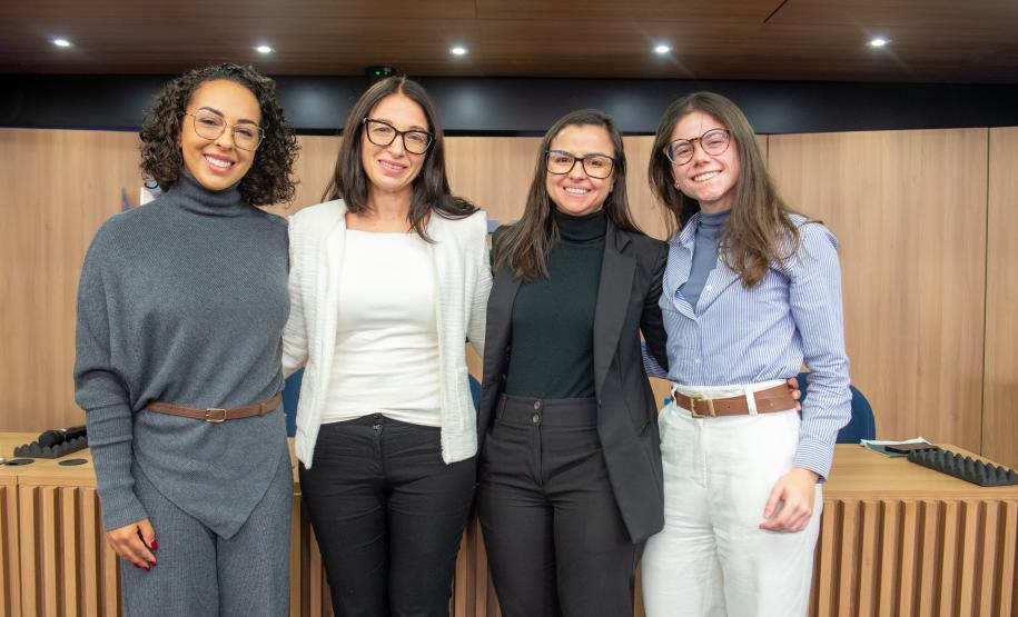 Equipe do TCE posa para foto após painel.