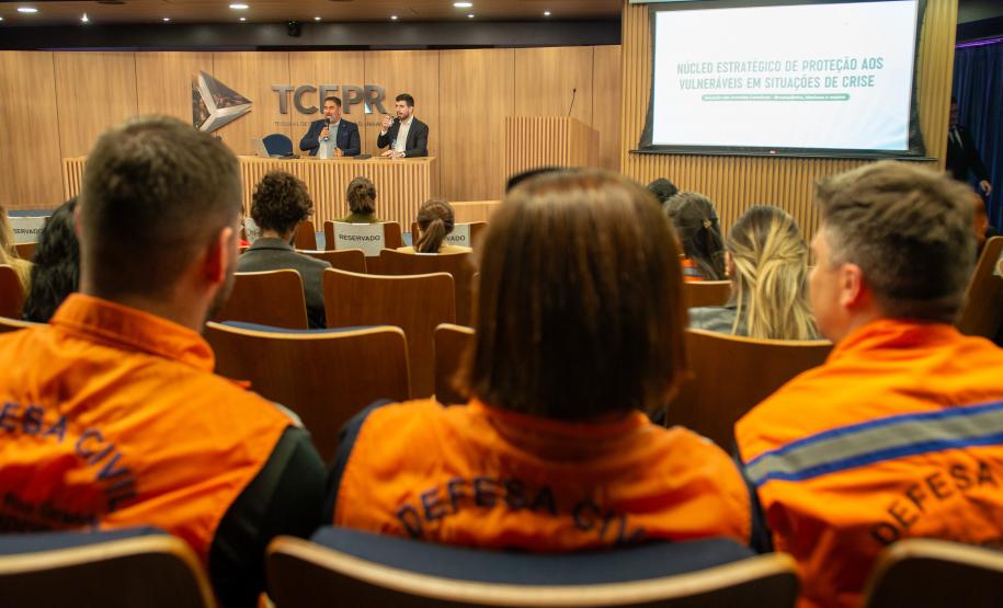 Público presente assiste palestras.