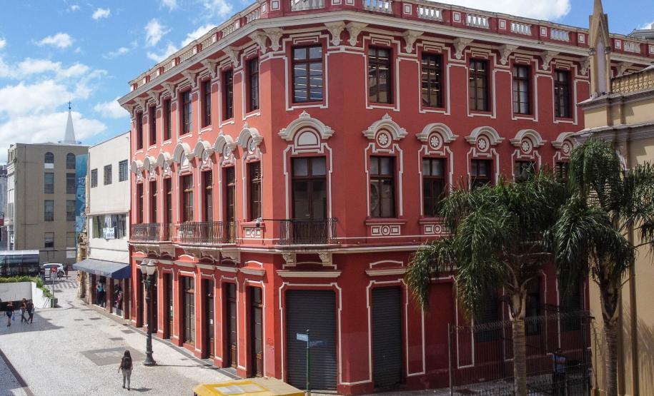 Imagem mostra fachada da sede Central da Defensoria Pública do Paraná.