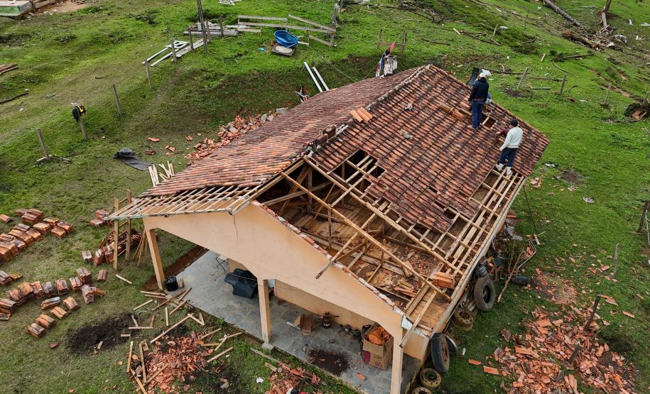Imagem mostra casa destelhada depois da passagem do tornado por Piraí do Sul.