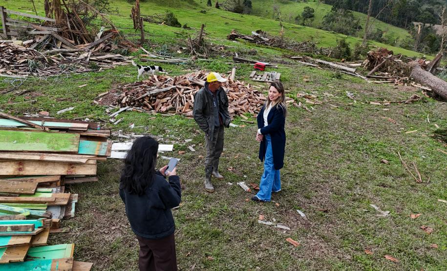 Imagem mostra a defensora pública Ingrid Lima, coordenadora do NUCRISE, conversando com vítimas do tornado.