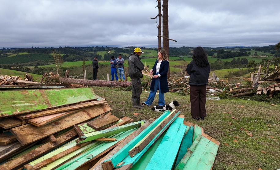 Imagem mostra a defensora Ingrid Lima, coordenadora do Nucrise, conversando com vítimas do tornado.
