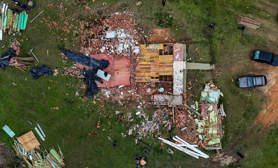 Imagem de drone mostra casa destruída pelo tornado.