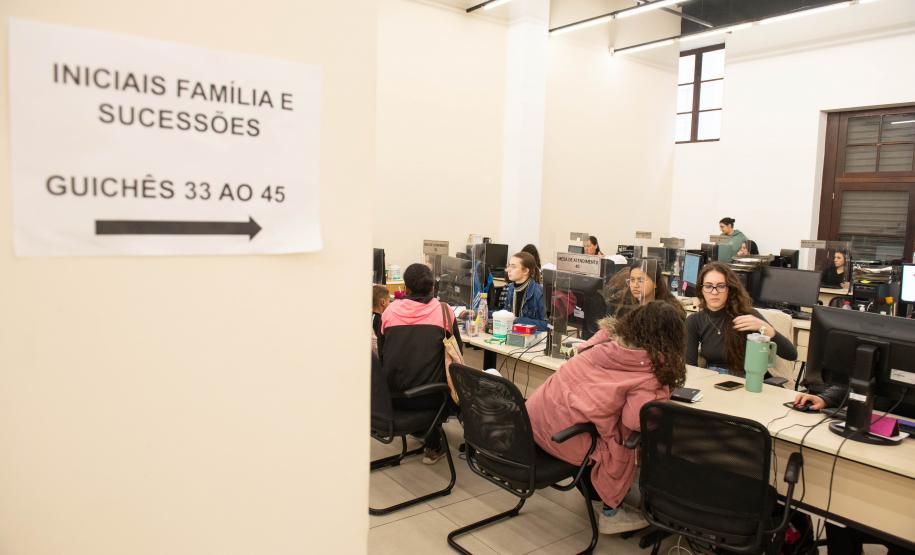 Imagem mostra guichês de atendimento na área de família na sede Bonifácio.