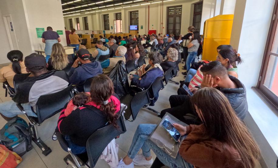 Imagem mostra aala de espera da Sede Central da Defensoria Pública com grande número de assistidos aguardando atendimento.