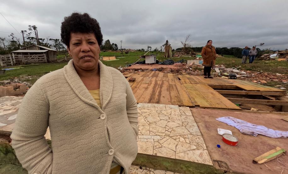 Imagem mostra Silvania, moradora de casa atingida pelo tornado.