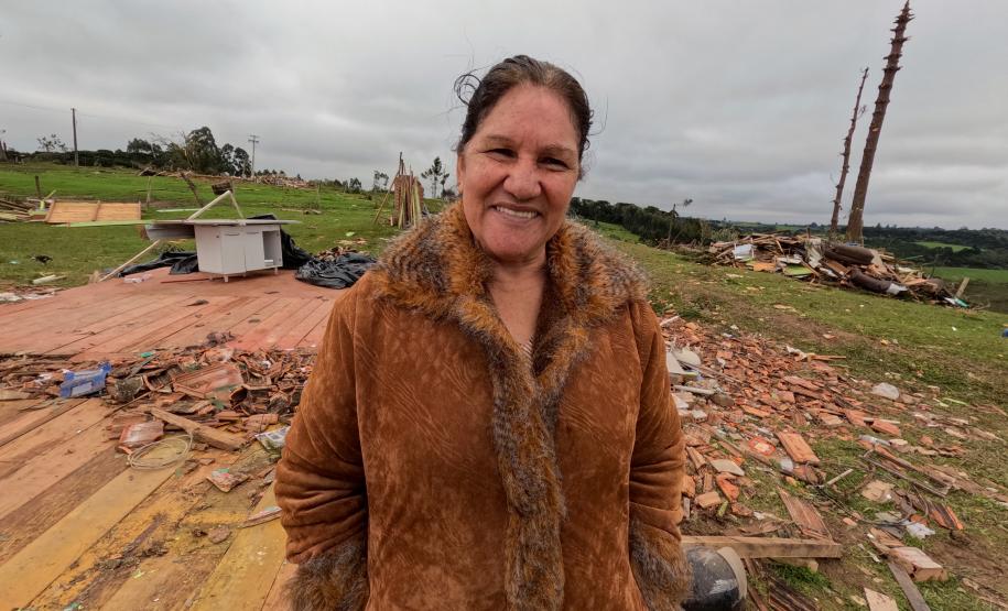 Imagem mostra moradora de Piraí do Sul que teve a casa atingida pelo tornado.