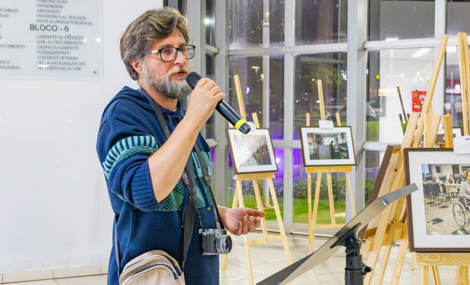 O fotógrafo Daniel Caron fala durante a abertura.