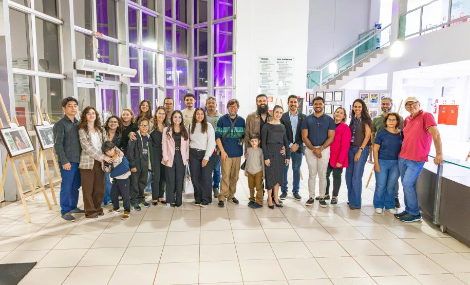 Público e autoridades posam para foto.