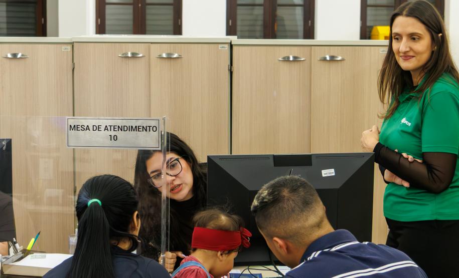 Imagem mostra família sendo atendida durante Mutirão Meu Pai Tem Nome da Defensoria Pública do Paraná.