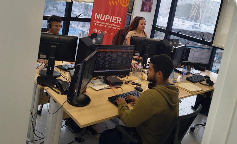 Equipe do Nupier na sede dos Núcleos da DPE-PR