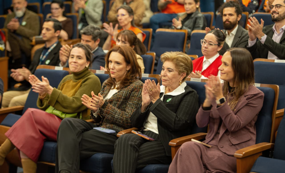 Público presente aplaude falas das autoridades.