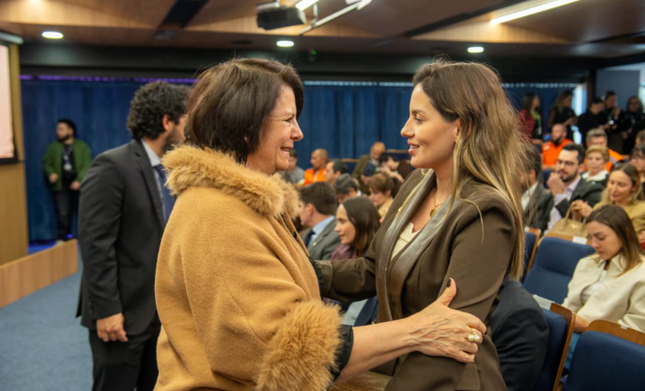 Dra Josiane Lupion Fruet cumprimenta dra Ingrid, coordenadora do NUCRISE.