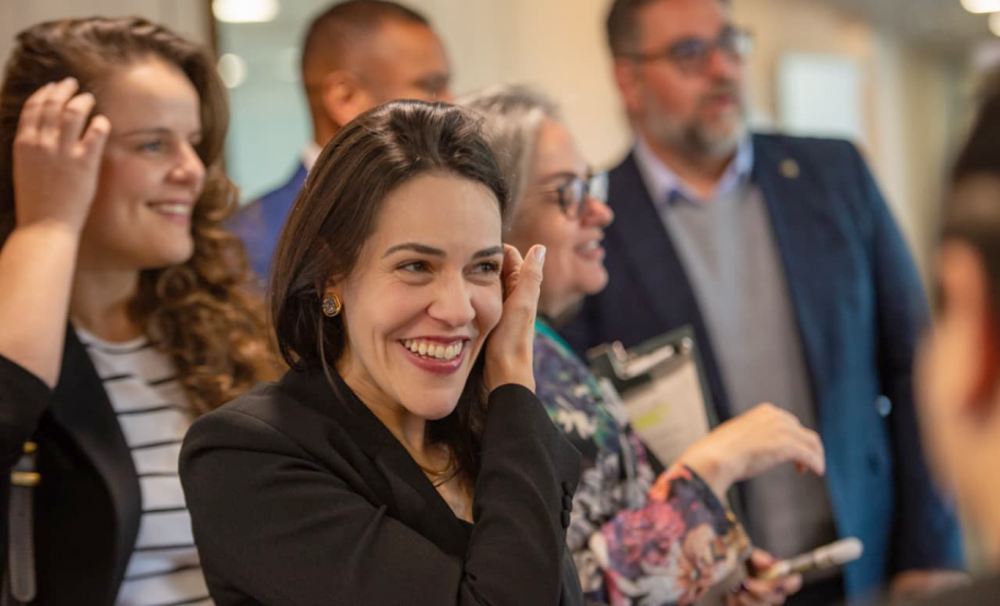 Defensora pública Mariana chega para o evento.