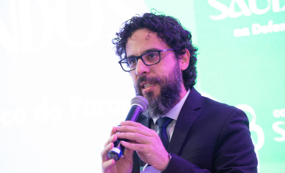 O corregedor da DPE-PR Fernando Redede palestra durante o evento.