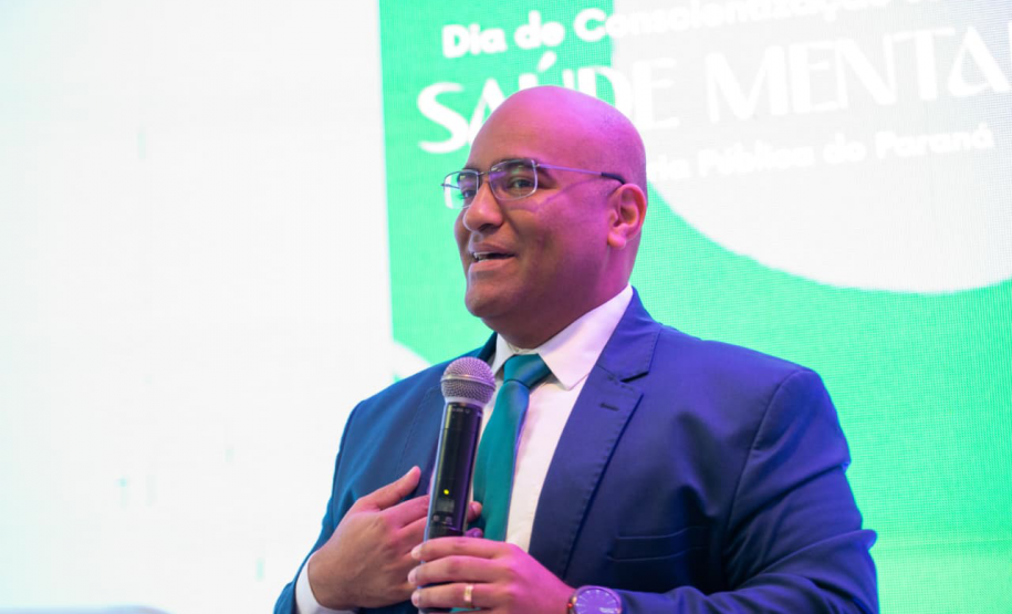 O Defensor público Leonio fala na abertura.
