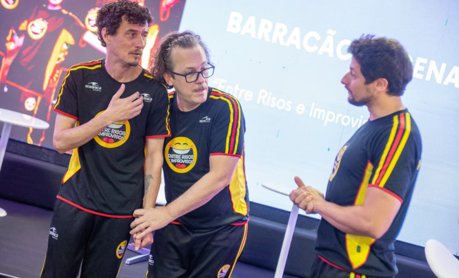 Apresentação de comédia com Barracão em Cena.
