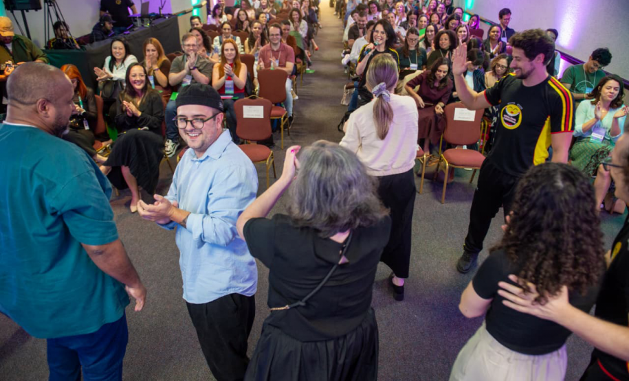 Apresentação de comédia com Barracão em Cena.