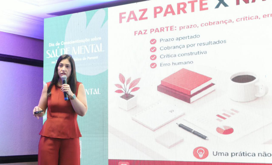 Palestrante fala durante o evento.