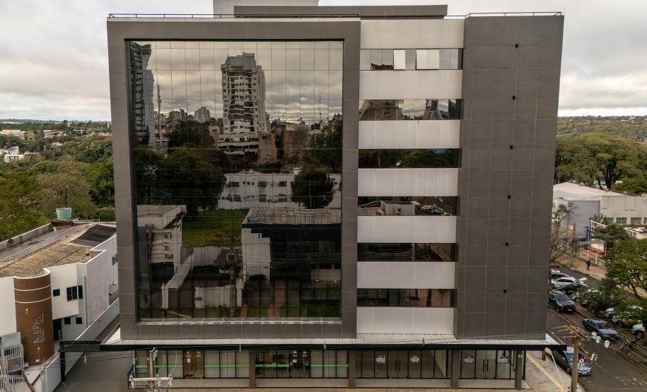 Imagem mostra a sede da Defensoria Pública em Foz do Iguaçu.