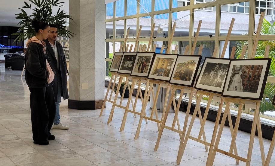 Visitantes apreciam a exposição que trata da garantia de direitos.