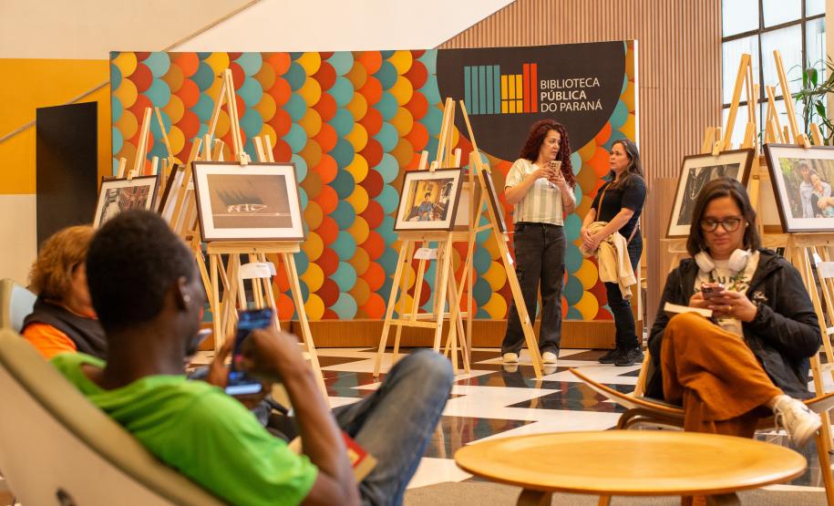 Exposição passou por vários locais e cidades. Na foto, Exposição na Biblioteca Pública do Paraná.