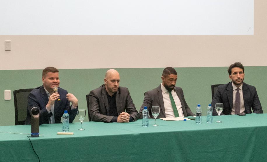 Imagem mostra defensores públicos na mesa de abertura do Curso da Defensoria Pública para atuação no Tribunal do Júri.