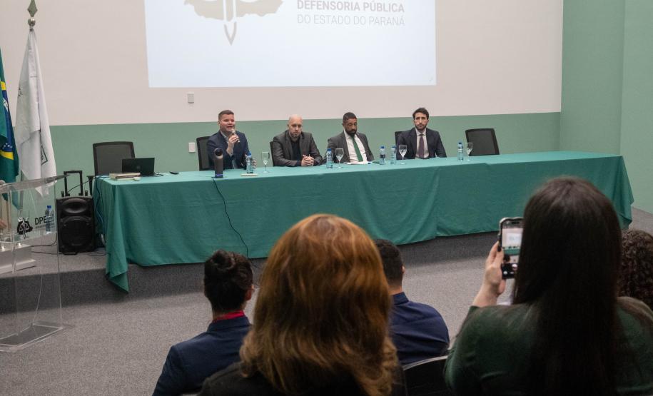 Imagem mostra defensores públicos na mesa de abertura do Curso da Defensoria Pública para atuação no Tribunal do Júri.